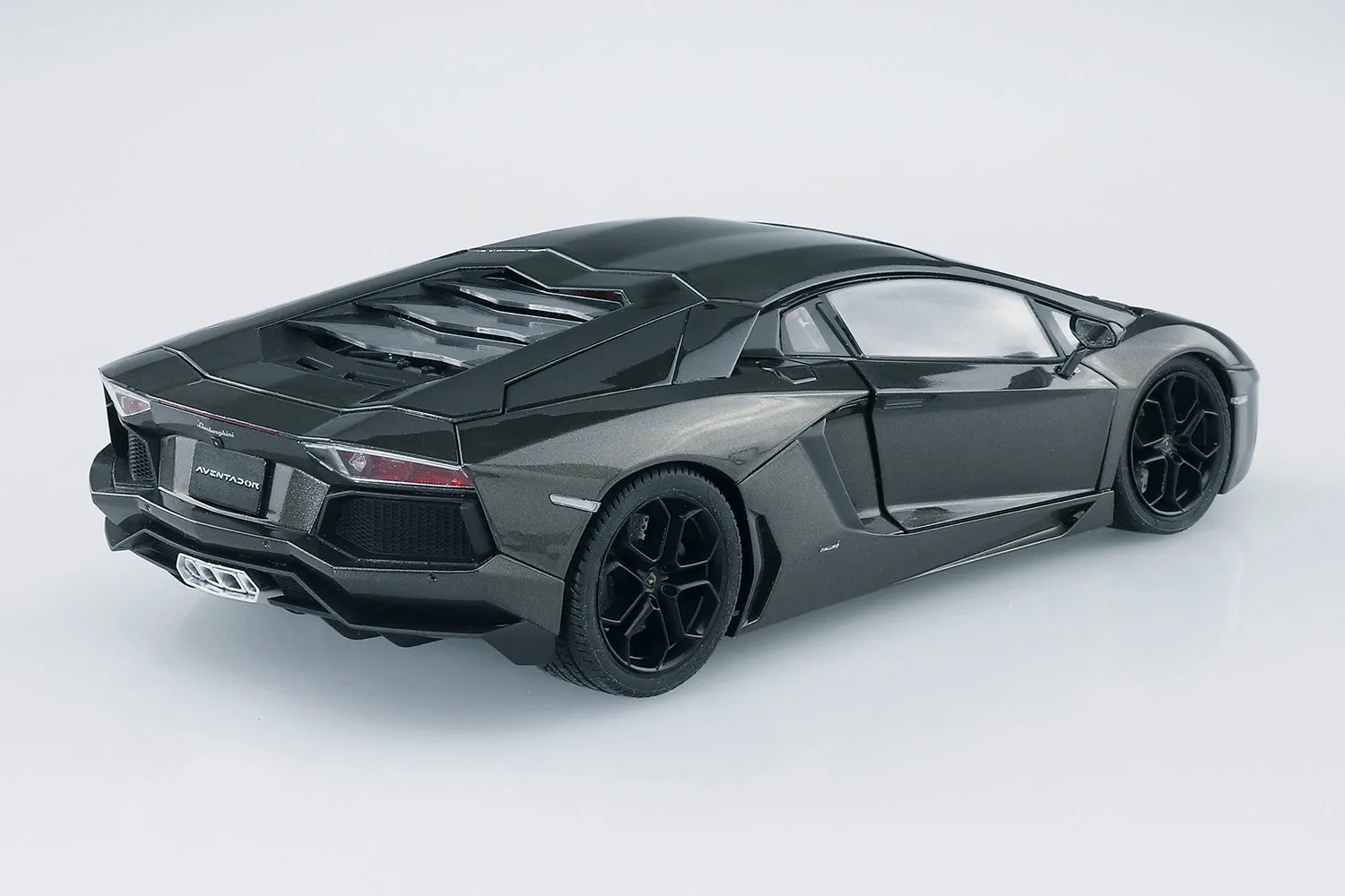 11 Lamborghini Aventador Gun Metallic Car (Pre-Painted) 1/24